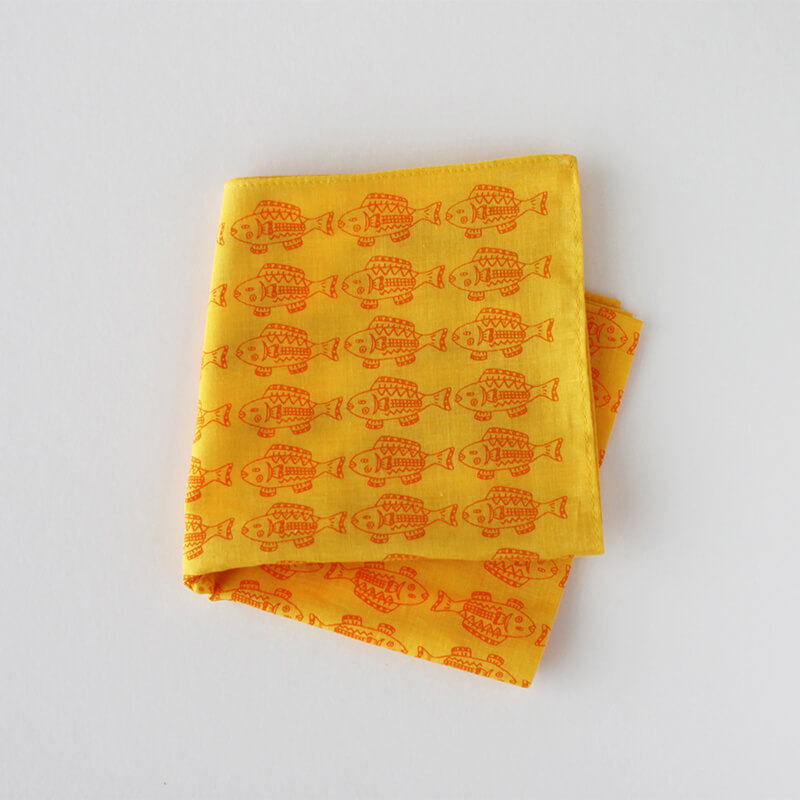 エッセイ『もものかんづめ』の見返しのさかなのバンダナ