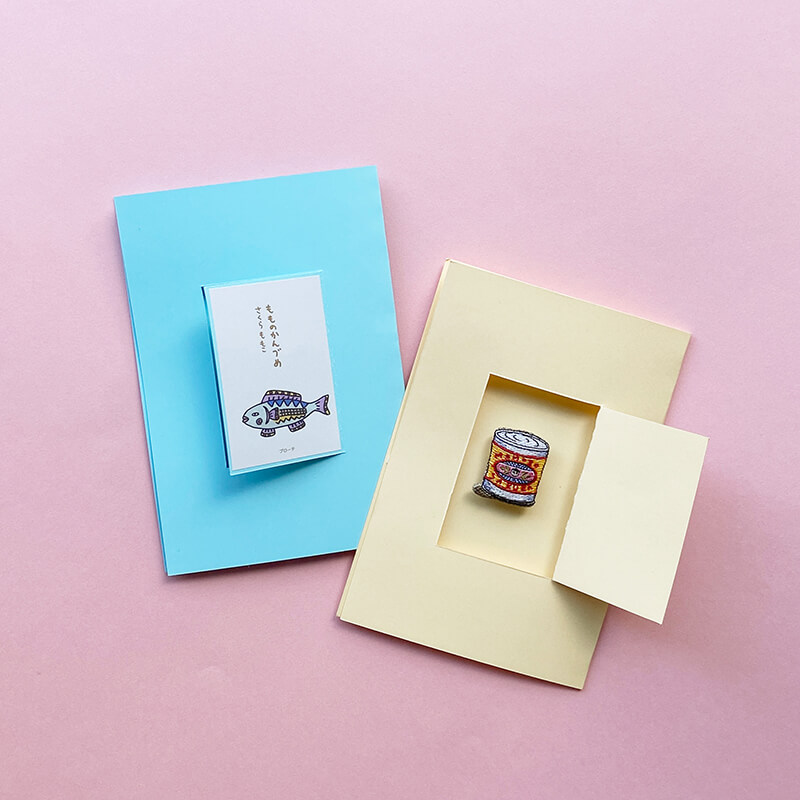 エッセイ『もものかんづめ』の刺繍ブローチ