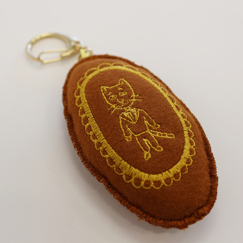 エッセイ『もものかんづめ』の両面刺繍のキーリング