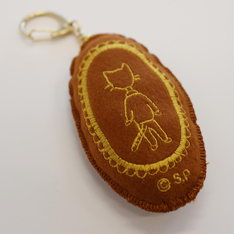 エッセイ『もものかんづめ』の両面刺繍のキーリング