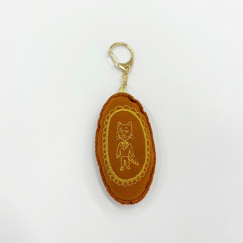 エッセイ『もものかんづめ』の両面刺繍のキーリング