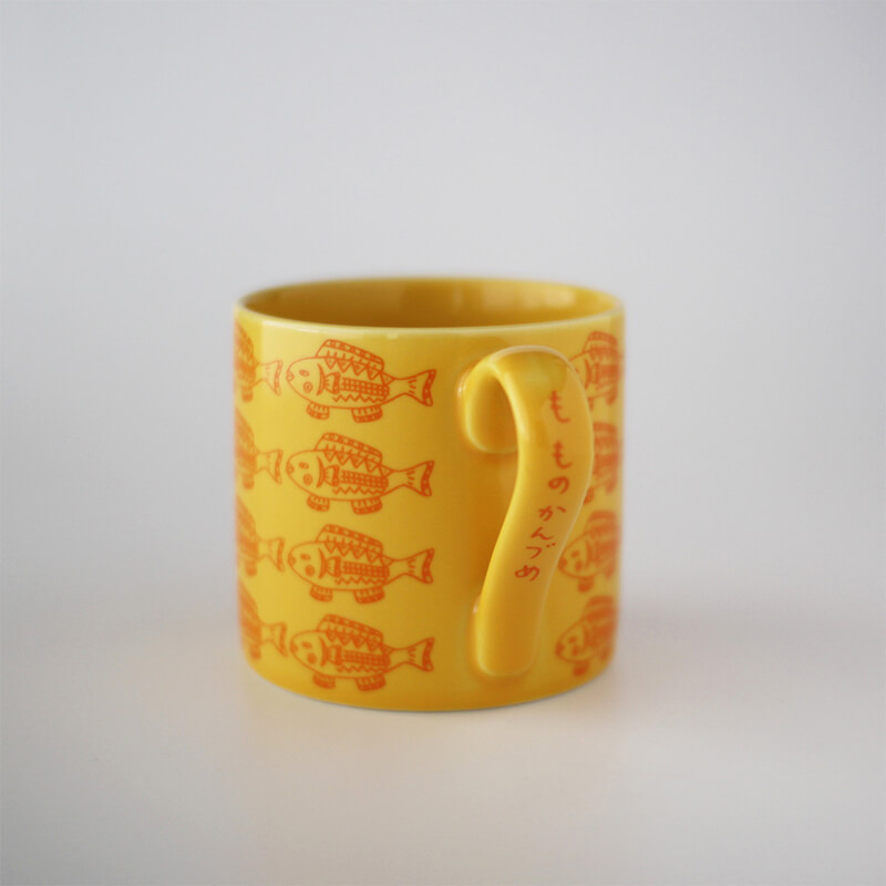 エッセイ『もものかんづめ』の見返しのさかなのマグ
