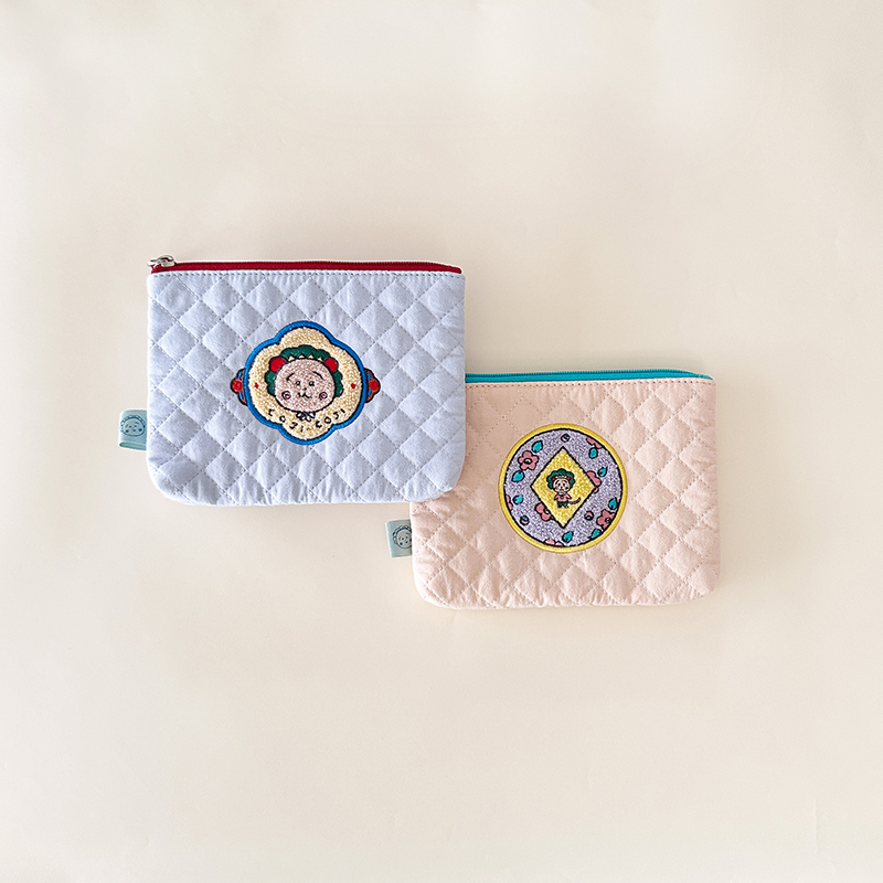 ポーチの中のおまもりみたいなさがら刺しゅうのキルティングポーチ