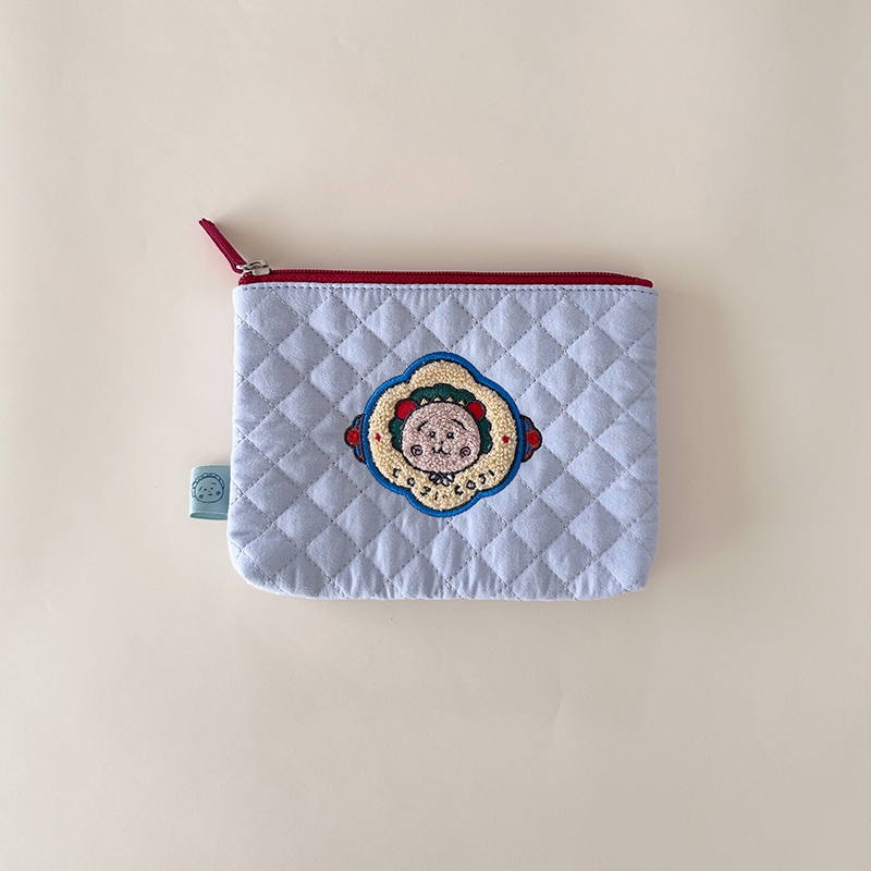 ポーチの中のおまもりみたいなさがら刺しゅうのキルティングポーチ