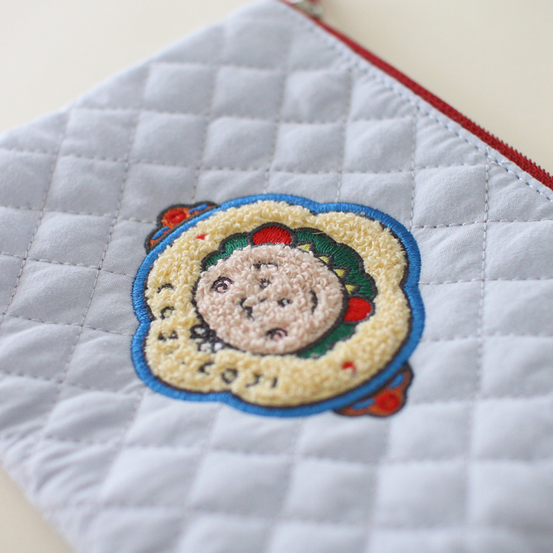 ポーチの中のおまもりみたいなさがら刺しゅうのキルティングポーチ