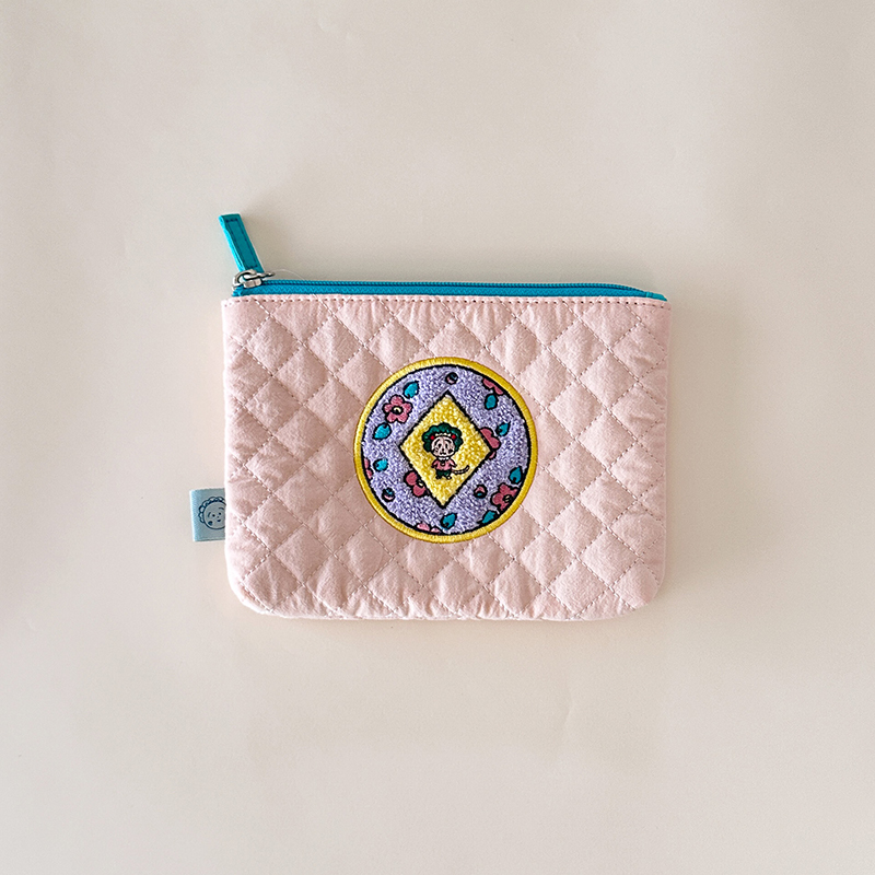 ポーチの中のおまもりみたいなさがら刺しゅうのキルティングポーチ