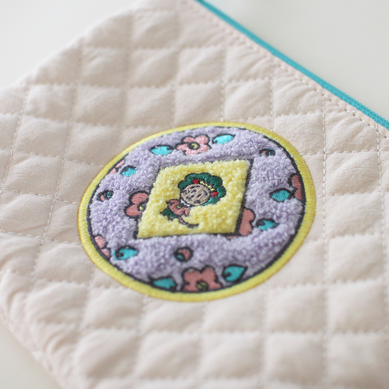 ポーチの中のおまもりみたいなさがら刺しゅうのキルティングポーチ